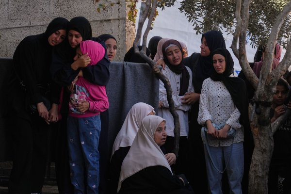 Am Sonntag wurden bei israelischen Luftangriffen Krankenhausangaben zufolge 44 Palästinenser getötet. - © Abdel Kareem Hana/AP/dpa