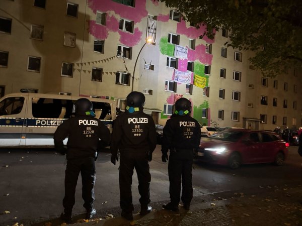Dutzende Menschen wehren sich in Berlin-Mitte gegen die Räumung von teilweise besetzten Häusern. - © Sven Kaeuler/dpa