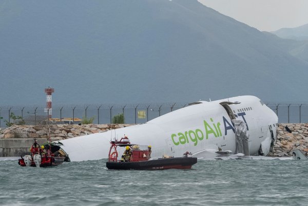 Die Frachtmaschine rutschte über die Landebahn hinaus ins Wasser. - © Chan Long Hei/AP/dpa