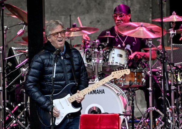 Der Musiker Eric Clapton kommt im Mai 2026 für drei Konzerte in Mannheim, Köln und München nach Deutschland. (Archivbild) - © Britta Pedersen/dpa