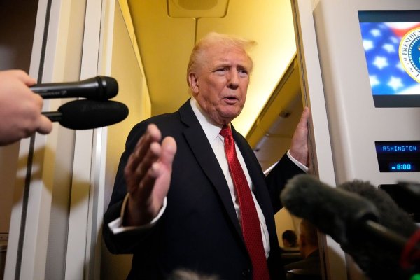 US-Präsident Donald Trump spricht sich für ein Einfrieren des Frontverlaufs aus. - © Mark Schiefelbein/AP/dpa