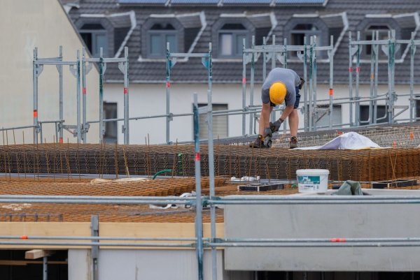 Die Stimmung im Wohnungsbau ist so gut wie seit drei Jahren nicht mehr - und doch vergleichsweise schlecht. (Archivbild) - © Rolf Vennenbernd/dpa