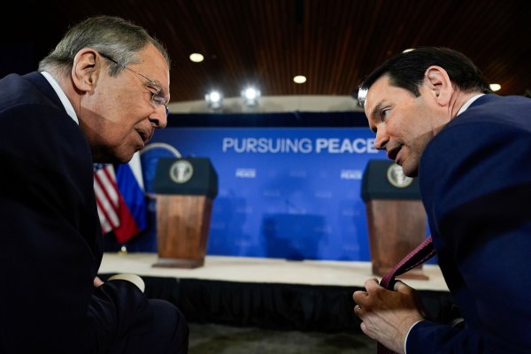 Die Außenminister Russlands und der USA sollen ein Treffen der Präsidenten Putin und Trump vorbereiten. (Archivbild) - © Julia Demaree Nikhinson/AP/dpa