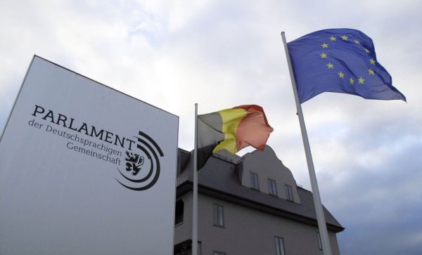 Die deutschsprachige Gemeinschaft in Ostbelgien hat ihr eigenes Parlament und ihre eigene Regionalregierung. Dass die Sprache nach dem Zweiten Weltkrieg nicht verschwand, geht wesentlich auf das Engagement der aus Duisburg stammenden Medienpionierin Irene Janetzky zurück (Archivbild). - © Juliane Görsch/dpa