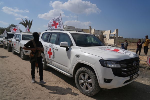 Die Hamas hat eine weitere Leiche an das Rote Kreuz übergeben, bei der es sich mutmaßlich um eine getötete Geisel handelt. (Archivbild) - © Abdel Kareem Hana/AP/dpa