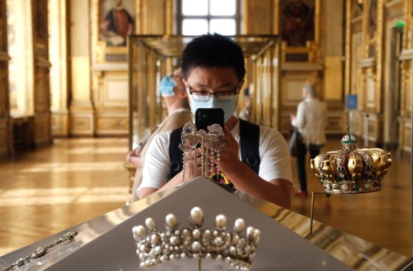 Die beim Einbruch in den Louvre erbeuteten Schmuckstücke sind von unschätzbarem Wert (Archivbild). - © Francois Guillot/AFP/dpa