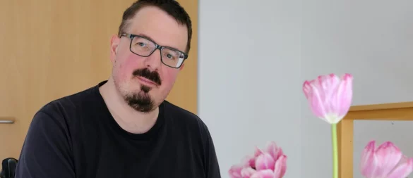 Marc Ebmeyer hält sich gerne in seinem Zimmer auf. Dort schreibt er seine Gedanken nieder oder hört Musik. - © Heike von Schulz
