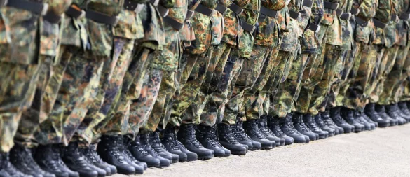 Die Debatte um eine mögliche Wehrpflicht betrifft vor allem junge Menschen. Forscher warnen jedoch: Sie werden in den Entscheidungsprozess kaum einbezogen. - © Julian Stratenschulte/dpa