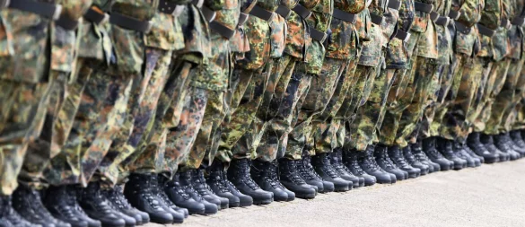 Die Politik streitet über den neuen Wehrdienst in Deutschland. - © Julian Stratenschulte/dpa