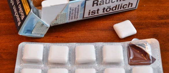Nikotinkaugummi statt Zigarette. Manchen Rauchern können Mittel dieser Art den Rauchstopp erleichtern. - © picture alliance