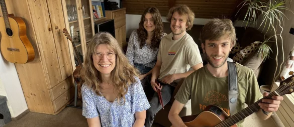 Wenn Antje Kronig zusammen mit ihren Kindern Lara, Kai und Jann (von links) im Wohnzimmer musiziert, genießt das auch die Familienhündin. - © Sandra Castrup