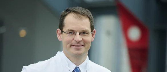 Erklärt die Risikofaktoren und Warnsignale des Körpers: Volker Rudolph, Direktor der Klinik für Allgemeine und Interventionelle Kardiologie und Angiologie am Herz- und Diabeteszentrum NRW. - © Marcel Mompour