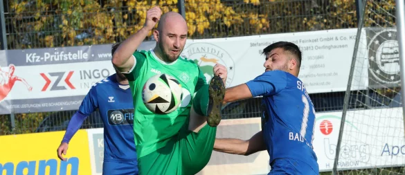 Einen Fuß voraus ist Helpups Jakub Zejglic eher am Ball, als der Bad Salzufler Hagit Aytan. - © Paul Cohen
