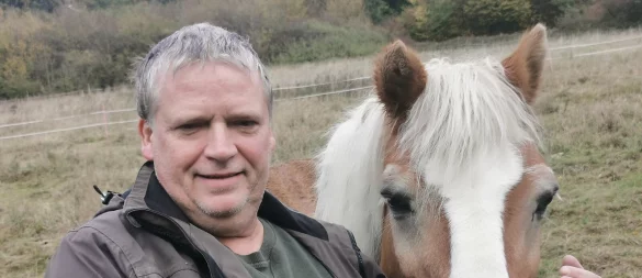 Besitzer Mario Winkler mit Haflinger Wotan, als dieser im Jahr 2000 auf den Hof in Langenholzhausen kam. - © Sylvia Frevert