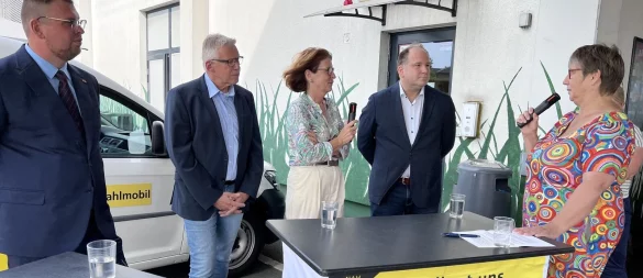 Das LZ-Wahlmobil ist zu Gast in Blomberg. Jakob Baidin (von links), Andreas Silge und Christoph Dolle stellen sich den Fragen von LZ-Redakteurin Marianne Schwarzer (rechts) und Silke Buhrmester. - © Seda Hagemann
