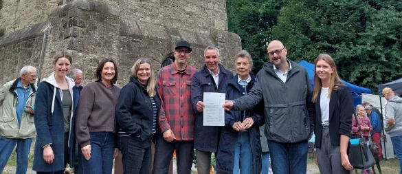 Große Überraschung beim Fest zum 125-jährigen Bestehen des Bismarckturms in Bad Salzuflen: Die Bezirksregierung Detmold übergibt einen Förderbescheid in Höhe von 65.000 Euro, der über "LEADER-Fördermittel" zur Umgestaltung und Reaktivierung des Turmumfeldes verwendet wird. Bei der Übergabe dabei waren (von links) Caroline Kossinna 
("LEADER-Region Verein(t)"), Franziska Hildebrand und Sonja Beinlich (beide Stadt Bad Salzuflen), Matthias Nolting (Kulturring Wüsten), Bürgermeister Dirk Tolkemitt sowie Brigitte Scheuer (Heimat- und Verschönerungsverein), Konstantin Plümer und Melissa Niebuhr (beide Bezirksregierung Detmold). - © Stadt Bad Salzuflen