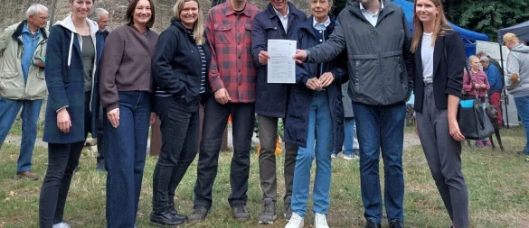 Große Überraschung beim Fest zum 125-jährigen Bestehen des Bismarckturms in Bad Salzuflen: Die Bezirksregierung Detmold übergibt einen Förderbescheid in Höhe von 65.000 Euro, der über "LEADER-Fördermittel" zur Umgestaltung und Reaktivierung des Turmumfeldes verwendet wird. Bei der Übergabe dabei waren (von links) Caroline Kossinna 
("LEADER-Region Verein(t)"), Franziska Hildebrand und Sonja Beinlich (beide Stadt Bad Salzuflen), Matthias Nolting (Kulturring Wüsten), Bürgermeister Dirk Tolkemitt sowie Brigitte Scheuer (Heimat- und Verschönerungsverein), Konstantin Plümer und Melissa Niebuhr (beide Bezirksregierung Detmold). - © Stadt Bad Salzuflen