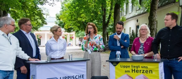 Beim Besuch des LZ-Wahlmobils fühlen Redakteur Jost Wolf (links) und die stellvertretende Chefredakteurin Silke Buhrmester (Mitte) den Kandidaten (von links) Frank Kuhlmann (Bürgerbündnis), Dr. Stella Schwenner (unabhängig), Celil Celik (SPD), Diana Ammer (Linke) und Michael Ruttner (CDU) auf den Zahn. - © Raphael Bartling