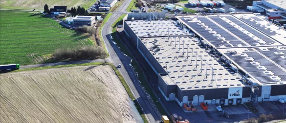 Vor zwölf Jahren wurde der Ausbau der Straße In der Lohge beschlossen. Da war das holzverkleidete Logistikzentrum gerade eingeweiht. - © Gerald Dunkel