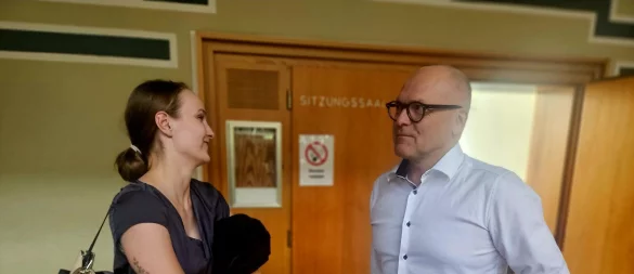 Verteidiger Hans Peter Gunkel und seine Kanzlei-Kollegin Laura Kipshagen vertreten die angeklagte Kanzlei-Mitarbeiterin. Das Duo ist mit dem Gutachten des vom Gericht beauftragten Architekten alles andere als einverstanden.´ - © Janet König