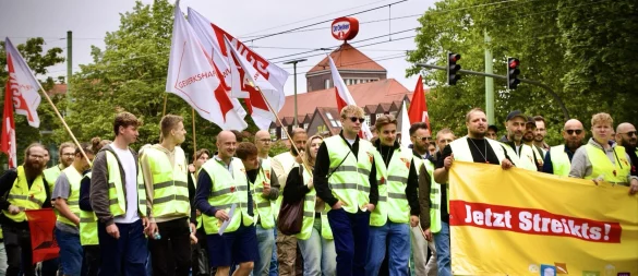 Aktuell läuft ein Demonstrationszug der Oetker-Beschäftigten durch die Innenstadt. Es muss mit Behinderungen gerechnet werden. - © Mike-Dennis Müller