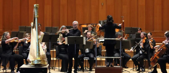 Harfe und Flöte: Catharina Mothes und Johannes Heckmair waren die Solisten in Mozarts Doppelkonzert mit der Nordwestdeutschen Philharmonie unter Chloé Dufresne. - © Andreas Duderstedt