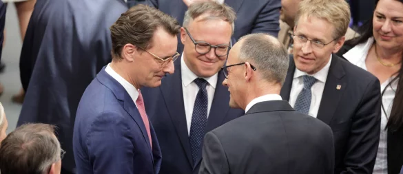 NRW-Ministerpräsident Hendrik Wüst (l.) und Bundeskanzler Friedrich Merz (beide CDU) verbindet ein nicht ganz spannungsfreies Verhältnis. - © imago/Jens Schicke