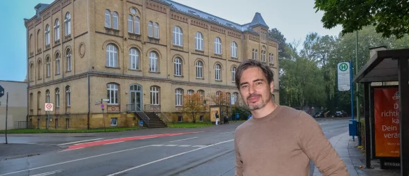 Mario Fangerow kommt aus Berlin und leitet seit dem 1. August die Bückardtschule an der Heeper Straße. Sie feiert jetzt 150-jähriges Bestehen. - © Andreas Zobe