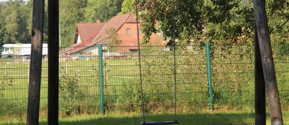 Die geplante Aufhebung des Bebauungsplanes "Im Hässeln" - hier der Blick vom Spielplatz auf das Areal - bleibt umstritten. Wenigstens zwei der Grundstückseigentümer halten sie für überflüssig und hoffen auf eine Einigung. - © Dieter Asbrock