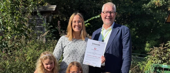 Judith Affeldt von der Kita Wilde Wiese und Stiftungsgeschäftsführer Christian Ritterbach freuen sich mit Kindern der Frösche-Gruppe. - © Gesundheitstiftung Lippe