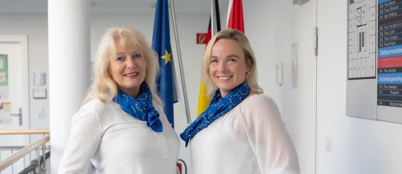 Team Europa: Bei ihnen laufen die Fäden zusammen, wenn es um Kontakte in die Partnerstädte Detmolds geht: Martina Gurcke (links) und Gabi Knittel vom Team Europa der Stadt Detmold. - © Stadt Detmold