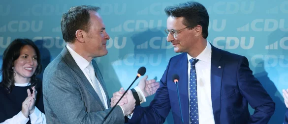 NRW-Ministerpräsident Hendrik Wüst (CDU/rechts) freut sich mit dem wiedergewählten Düsseldorfer Oberbürgermeister Stephan Keller (CDU) über den Ausgang der Stichwahlen in NRW. - © David Young/dpa