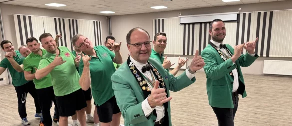 Karnevalspräsident Ingo Sundermann und Vize Karsten Neuser (vorne von links) führen den tanzenden Elferrat beim Jubiläum an. - © Sandra Castrup