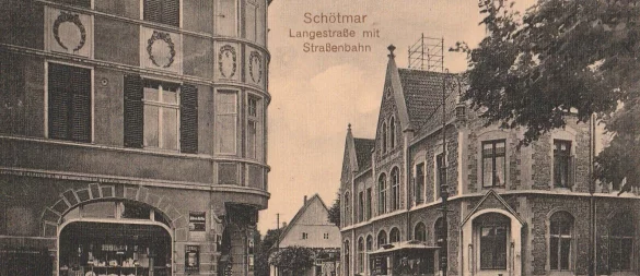 Das Postamt in Schötmar (rechts) samt einer von Pferden gezogenen Straßenbahn um 1914 auf einer Ansichtskarte. - © Sammlung Stefan Wiesekopsieker
