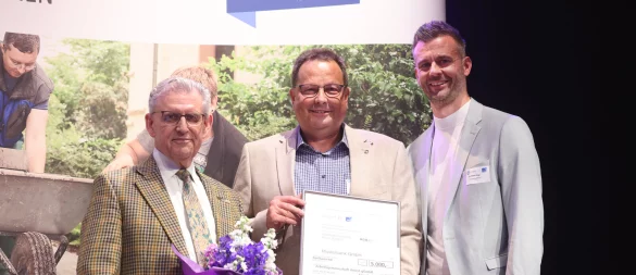 Bei der Preisverleihung: (von links) Laudator Dr. Fritz Baur, Jens Fillies und Stefan Vogt (Geschäftsführer Freudenberg-Stiftung). - © Harald Fuhr