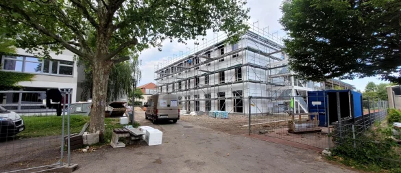 Die modulen Klassenräume am EKG wachsen rasant in die Höhe. Nach den Sommerferien sollen sie bezugsfertig sein. - © Katrin Kantelberg