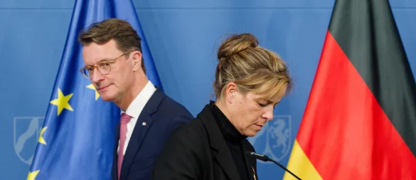 Ministerpräsident Hendrik Wüst (CDU) und Vize Mona Neubaur (Grüne): Die Landesregierung steht wegen der Verteilung der Bundesmitteln unter Druck. - © Henning Kaiser/dpa