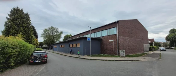 Wenig los, doch morgens und mittags herrscht auch an der Ostschule Verkehrschaos. Jetzt will die Stadt gegen die Elterntaxis vorgehen. - © Katrin Kantelberg