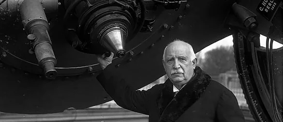 Der aus Lichtenau stammende Friedrich Simon Archenhold mit 70 Jahren am Okularende des Riesenfernrohrs der Treptower Sternwarte. - © Bundesarchiv