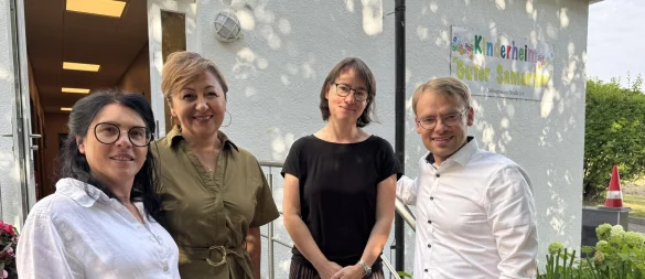Einrichtungsleiterin Olha Artiukh, Koordinatorin Elena Lauchner, Dolmetscherin Sascha Melkhina sowie Genadi Kimbel vom Christlichen Schulverein als Träger stehen den Waisenkindern in Stapelage zur Seite. - © Sandra Castrup