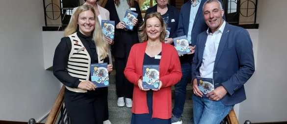 Bunte und vielfältige Bildung präsentieren Dr. Bettina Bläsing (Mitte vorne) und Bürgermeister Dirk Tolkemitt
(rechts) gemeinsam mit (von links) Ilka Steinmetzler (Sparkasse Lemgo), Myriam Heidemann (Fachdienstleitung Kulturelle Bildung, Event und Stadtmarketing), Doreen Gross und Ulrike Hördemann (VHS) sowie Johannes Dittmar (Stadtwerke Bad Salzuflen). - © Stadt Bad Salzuflen
