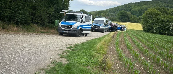 Am Freitagabend wurde in einem kleinen Waldstück im Bereich Mödsiek in Halle eine Leiche gefunden. Das Gebiet hatte eine Hundertschaft im Zuge der Suchmaßnahmen bereits in den Blick genommen (unser Archivbild). Die Ermittlungen am Einsatzort lassen zurzeit nur den Schluss zu, dass es sich um die vermisste Seniorin (88) handelt. - © Tobias Barrelmeyer