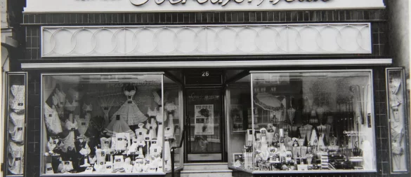 Diese Aufnahme zeigt das Ladenlokal vor dem Umbau. Die Treppenstufen wurden als störend empfunden. - © Familie Rohde