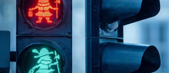 Wie die Ampeln mit Schlossgeist "Petermännchen" in Schwerin könnten in Marienfeld im Kreis Gütersloh künftig stehende und gehende Mönchs-Silhouetten den Übergang regeln. - © dpa