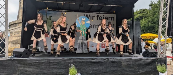 Die "Funkies" von den Sportfreunden Berlebeck-Heiligenkirchen lassen im Thusnelda-Look die Bühne erbeben. - © Yvonne Glandien