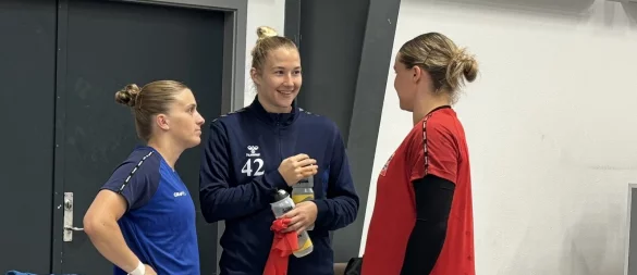 Blombergs Spielerinnen Alexia Hauf (links) und Maxi Mühlner (rechts) tauschen sich vor dem Anpfiff mit der deutschen Nationaltorhüterin in Reihen des Teams Esbjerg, Katharina Filter, aus. - © Mia-Sophie Reckendorf/HSG Blomberg-Lippe