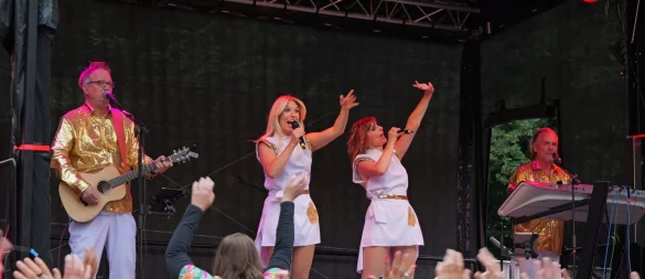 "Dancing Queen Fever" entführt mit der ABBA-Show unterm Hermann in die Glitzerwelt der 70iger Jahre. Rund 300 Gäste singen, klatschen und tanzen begeistert mit. - © Thomas Krügler