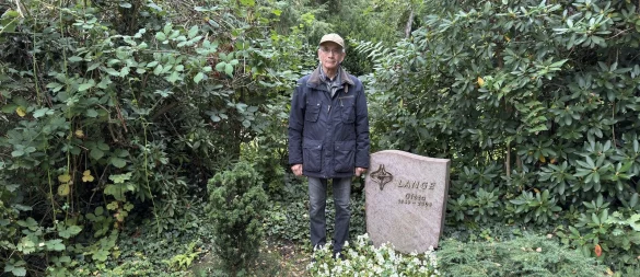 Ulrich Lange steht am Grab seiner Frau, die 2009 auf dem Obernberg-Friedhof beerdigt wurde. - © Sven Kienscherf
