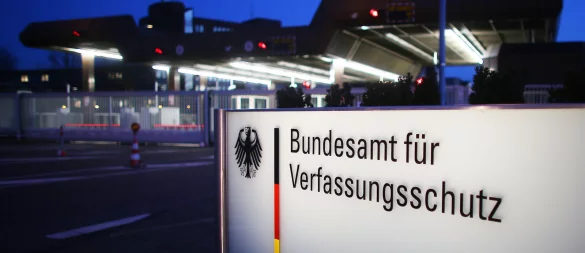 Das Bundesamt für Verfassungsschutz bewertet die AfD als gesichert rechtsextremistisch, hat nach einer Klage der Partei die öffentliche Einstufung jedoch zurückgenommen. In einem Gutachten finden sich Hinweise auf AfD-Politiker aus OWL. - © dpa