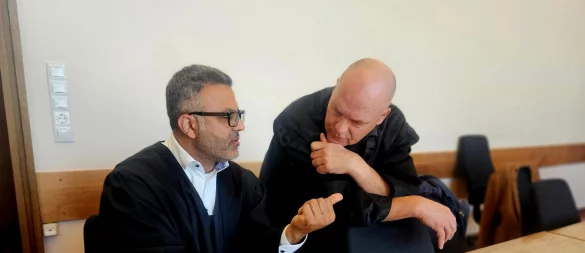 Die Verteidiger Bahattin Koyun (links) und Hans Peter Gunkel ziehen an Prozesstag 19 noch einige Beweisanträge aus dem Köcher. Der Prozess gegen eine wegen Betrugs und Beihilfe zur Untreue angeklagte Kanzlei-Mitarbeiterin findet daher wieder kein Ende. - © Janet König